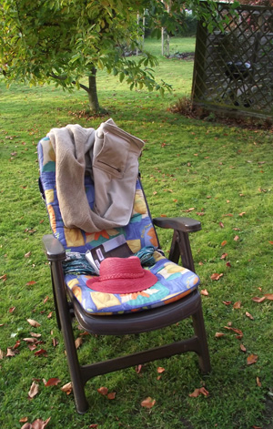Den Gartenstuhl wieder hervorgeholt am 20. Oktober