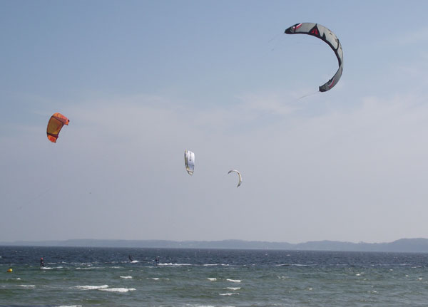 buntes Treiben am Kite-Surfing Strand