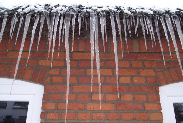 Eiszapfen am Reetdach