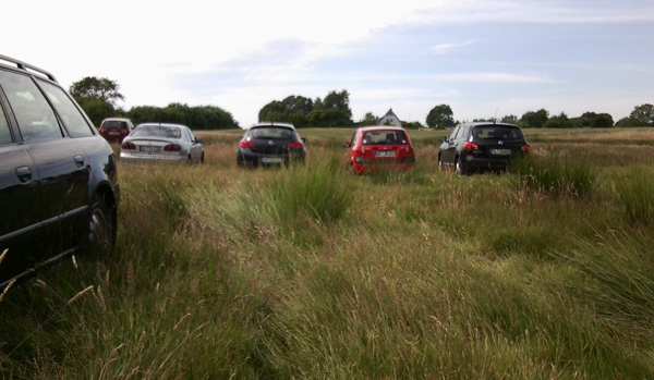 Gl&uuml;cksburg Parkplatz hohes Gras