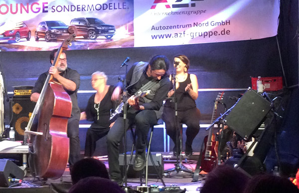 Bass Gitarre und S&auml;ngerinnen