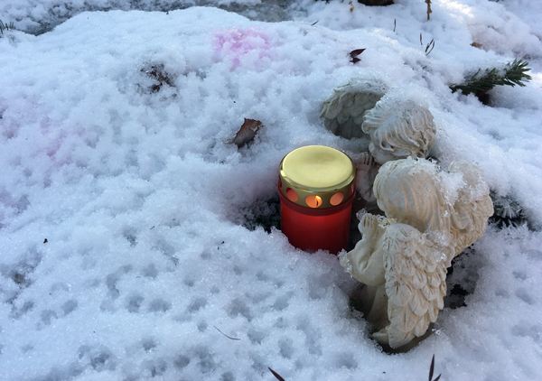 Kerze im Schnee