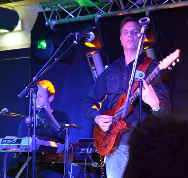 Mofisch: Gitarre und Keyboard