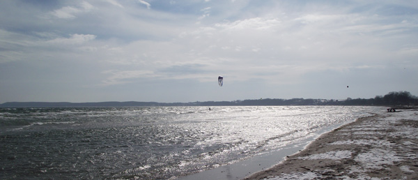 An der Ostsee am 17.3.2013: Kite-Surfer