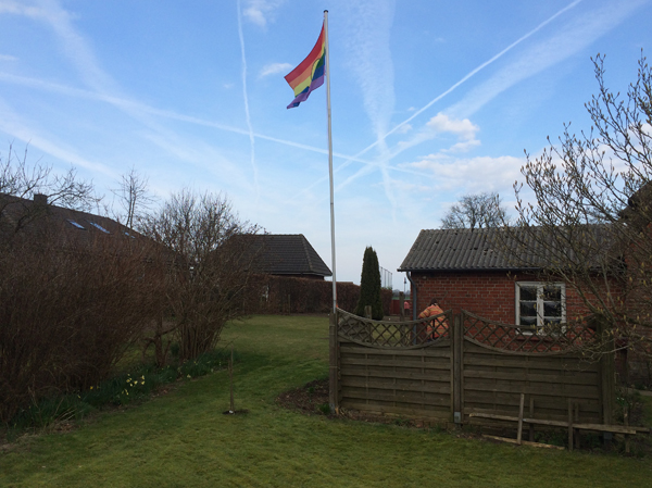 Flagen, Rasen und Spuren am Himmel