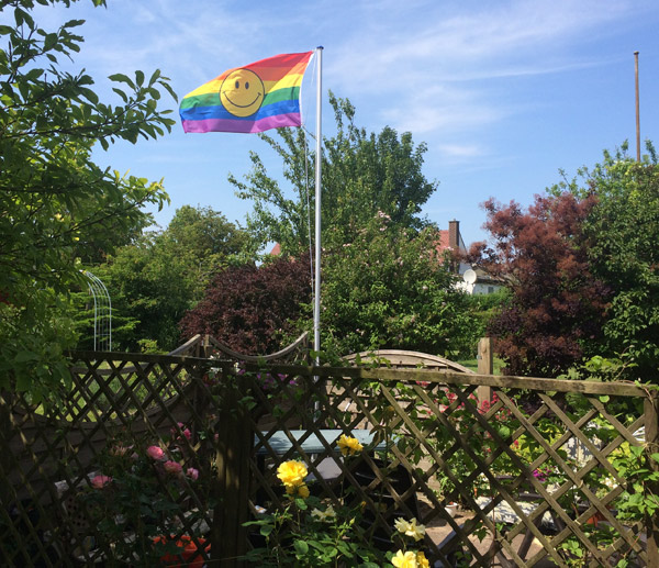 Regenbogenflagge im Garten