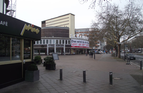 Auf dem Weg zu OXFAM an der Schaub&uuml;hne