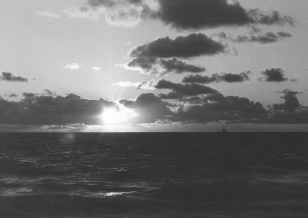 Sonnen-Untergang mit Fischkutter